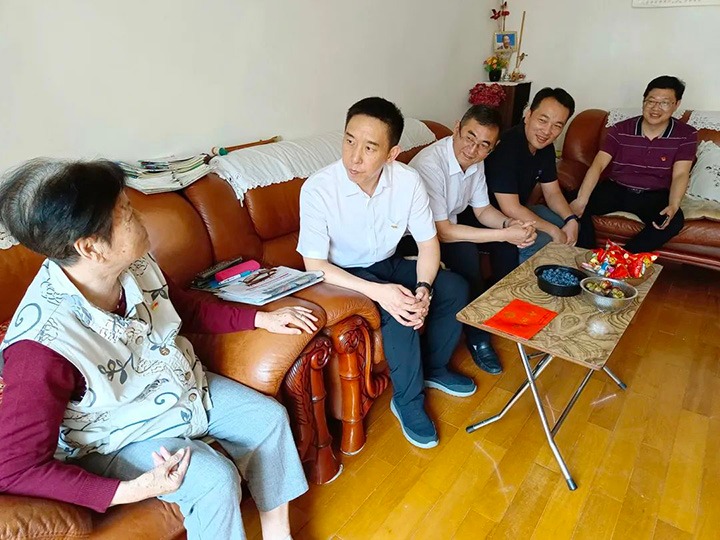 走访慰问老党员　不忘初心送关切——云煤（CA88）集团党委副书记、工会主席王鑫到老干党总支发展“七一”慰问活动