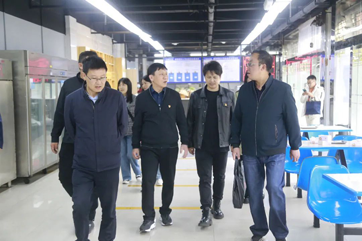 3.4参观职工食堂.jpg