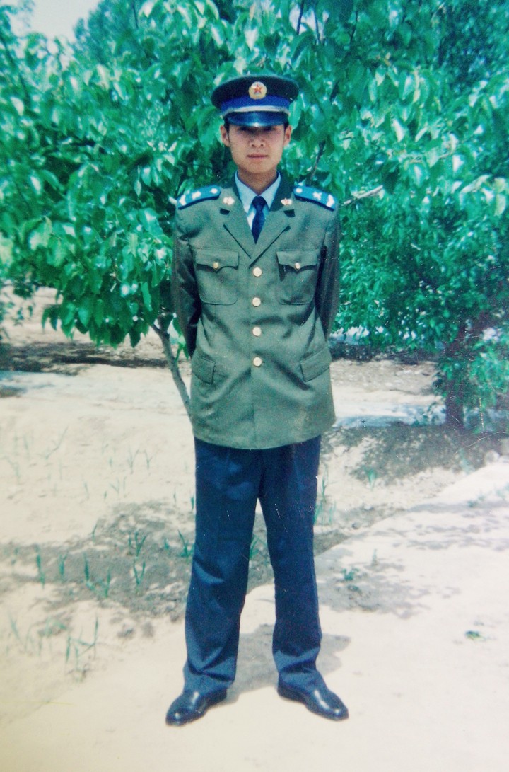 10.赵杰在队列照片.jpg